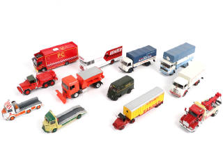 Lot 205 - DIVERS (12)