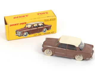 Lot 330 - DINKY TOYS (FRANCE) (1)