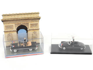 Lot 219 - DIVERS (2)