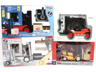 Lot 81 - DIVERS (4)