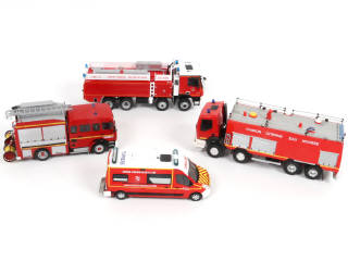 Lot 83 - DIVERS (4)