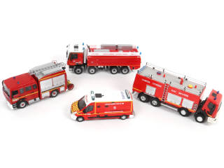 Lot 83 - DIVERS (4)