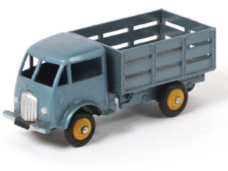 Lot 332 - DINKY TOYS (FRANCE) (1)