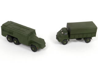 Lot 257 - DINKY TOYS (GB) (2)