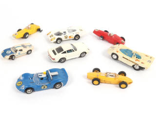 Lot 42 - DIVERS (8)