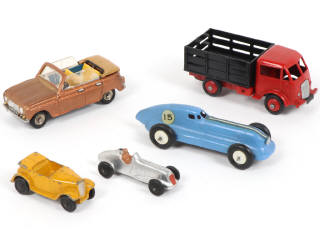 Lot 370 - DINKY TOYS (5)