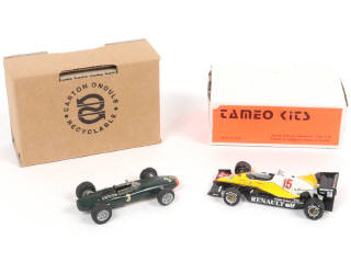 Lot 82 - DIVERS (2)