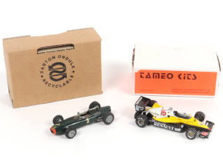 Lot 82 - DIVERS (2)