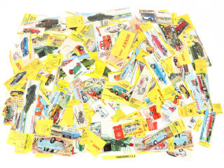 Lot 375 - DINKY TOYS (60)