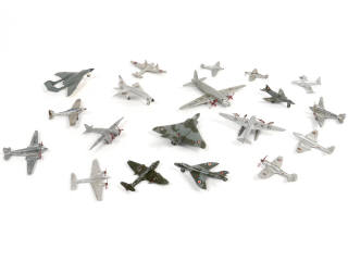 Lot 411 - DINKY TOYS (19)
