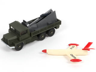Lot 429 - DINKY TOYS (FRANCE) (1)