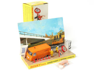 Lot 332 - DINKY TOYS (FRANCE) (1)