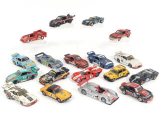 Lot 201 - DIVERS (18)