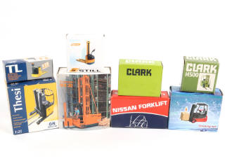 Lot 115 - DIVERS (8)