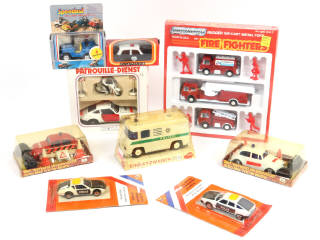 Lot 109 - DIVERS (9)