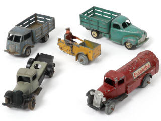 Lot 424 - DINKY TOYS (FRANCE) (5)