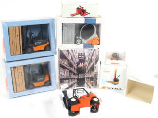 Lot 96 - DIVERS (8)