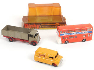 Lot 326 - DINKY TOYS (GB) (3)
