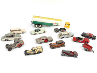 Lot 337 - DINKY TOYS (14)
