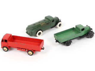 Lot 332 - DINKY TOYS (GB) (3)
