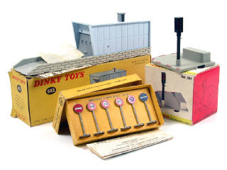 Lot 852 - DINKY TOYS FRANCE (3)