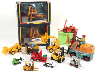 Lot 373 - DIVERS (13)