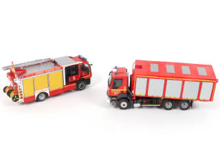 Lot 383 - DIVERS (2)