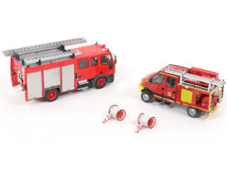 Lot 384 - DIVERS (2)