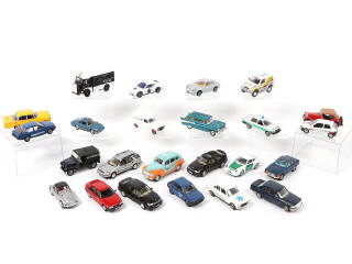 Lot 405 - DIVERS (24)