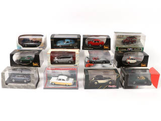 Lot 253 - DIVERS (12)