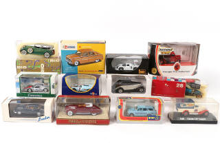 Lot 255 - DIVERS (12)
