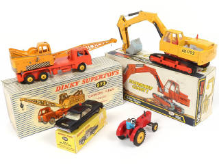 Lot 238 - DINKY TOYS (GB) (4)