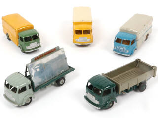 Lot 371 - DINKY TOYS (FRANCE) (5)