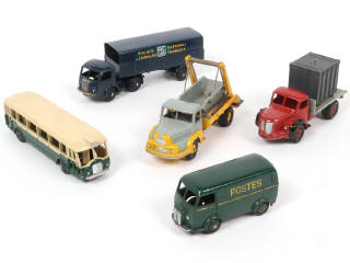Lot 372 - DINKY TOYS (FRANCE) (5)