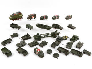 Lot 43 - DINKY TOYS (30)