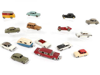 Lot 41 - DINKY TOYS (15)