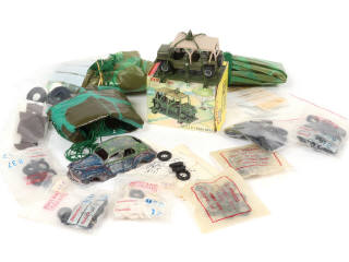 Lot 297 - DINKY TOYS (30)