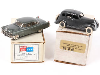 Lot 117 - DIVERS (2)