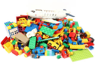 Lot 42 - LEGO (DANEMARK) (150)