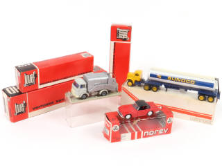 Lot 132 - DIVERS (6)