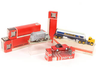 Lot 132 - DIVERS (6)