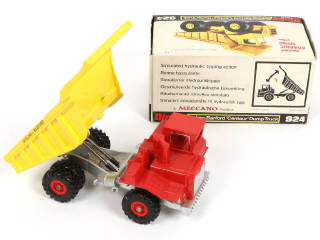 Lot 331 - DINKY TOYS (GB) (2)