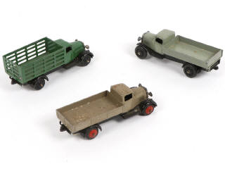 Lot 194 - DINKY TOYS (GB) (3)