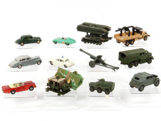 Lot 315 - DINKY TOYS (12)