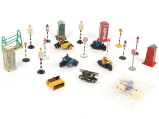 Lot 322 - DINKY TOYS (20)