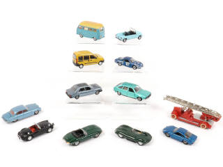 Lot 96 - DIVERS (12)