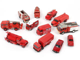 Lot 106 - DIVERS (12)