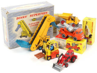 Lot 276 - DINKY TOYS (GB) (5)
