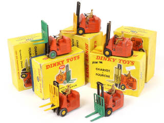 Lot 306 - DINKY TOYS (FRANCE) (5)