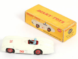 Lot 334 - DINKY TOYS (GB) (3)